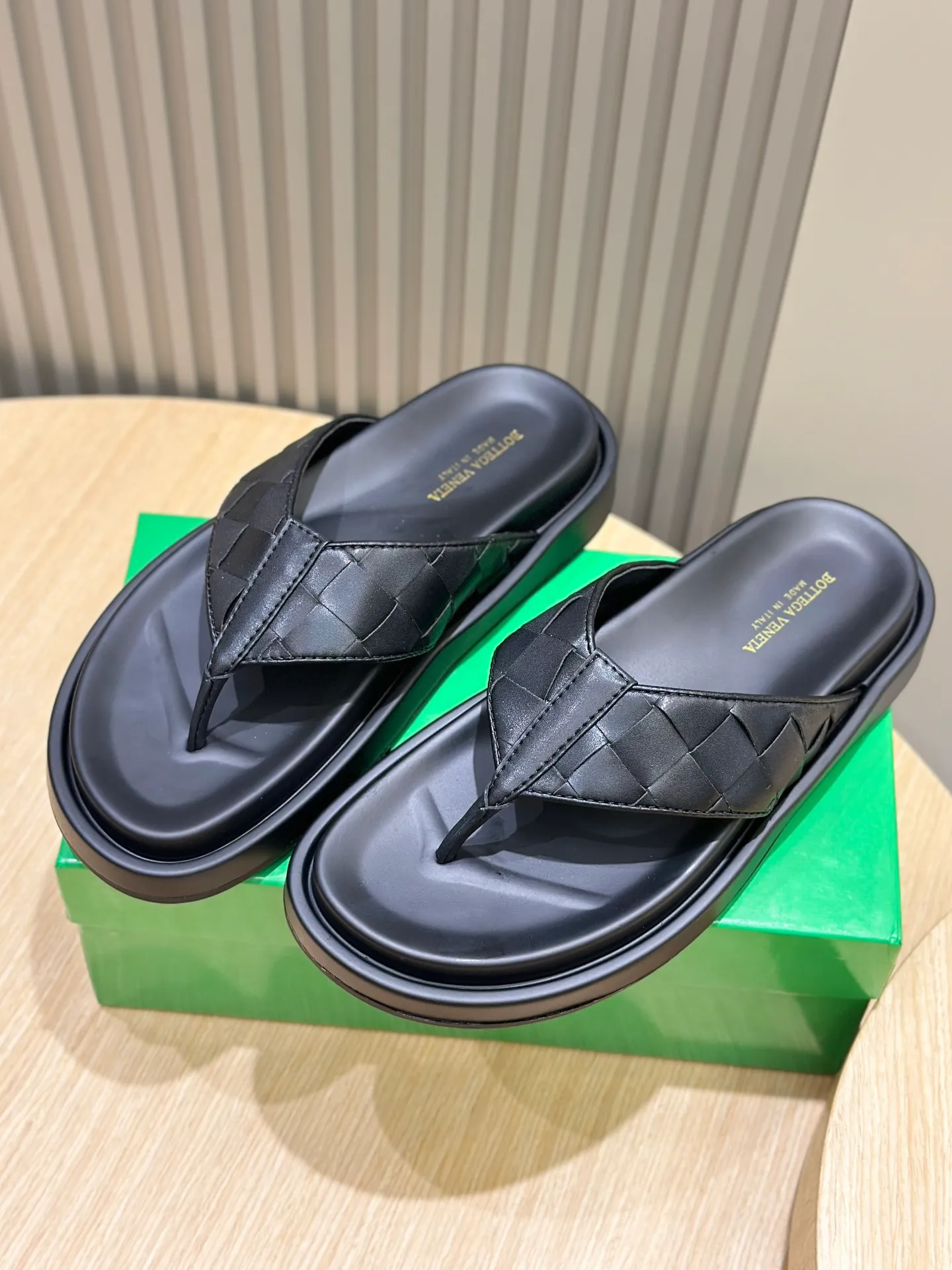 Factory price: 360💰BV hand-woven men's slippers and sandals - suitable for walking. It still emphasizes minimalism and practical wearability, but is full of vivid artistry. Super classic, luxurious and comfortable, imported cowhide + cowhide lining + lightweight outsole Size: 39-44 (customized at 38.45)